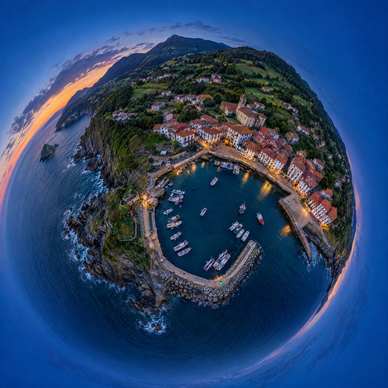 Panorámica esférica 360 tipo planeta pequeño de un puerto pesquero vasco